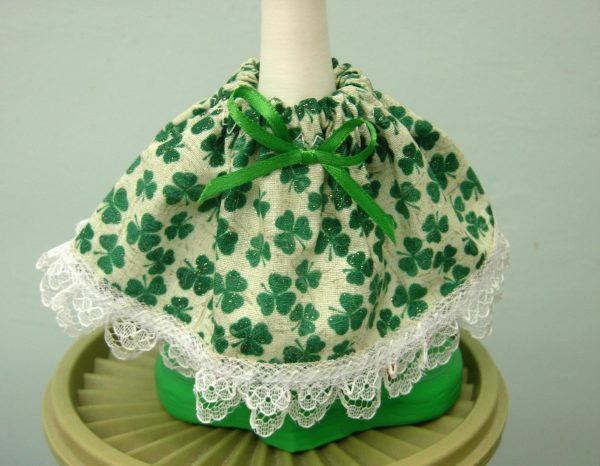 St Patrick's Day shamrocks on cream outfit for 7" desk goose - Image 2