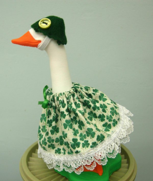 St Patrick's Day shamrocks on cream outfit for 7" desk goose - Image 3